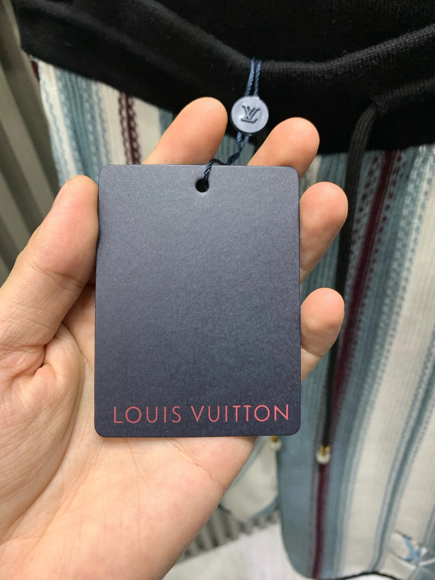 🅿️400 🀄️ Louis Vuitton Louis Vuitton 1v25ss striped jacquard wool. The original version is dyed and the color similarity is as high as 95%. The yarn is made of 2 strips of 260 combed cotton on the bottom + 5 strips of polyester + 1 strip of high elastic stretch frame. The loom is a 14-needle STOLL machine imported from Germany. Each piece of fabric takes 390 minutes. Due to the particularity of this weave, the stability of the machine is very high. Many machines cannot do it. The knitting time is very long. It is easy to produce waste pieces when weaving the piece. The loss will be very large. The sewing disc is sewn with a 20-needle disc. In order to maximize the restoration effect, our large body fabric is knitted using an ultra-fine 16-needle flat machine. The whole piece of clothing has almost no knots. It is recommended to match it with short-sleeved clothes of the same style.